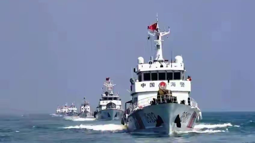 中国海事局消息，盐城海事局发布航行警告，10月15日至11月30日，黄海南部划定海域每日0时至24时开展实弹射击，连续47天禁止所有无关船只驶入，这一超长全时段封海安排
评论几句，
47天的演练，最重要的核心就是锻炼我们自己的海防力量。
就是敲打那些妄图搅局的外部势力。这外部势力我不说，大家都知道是