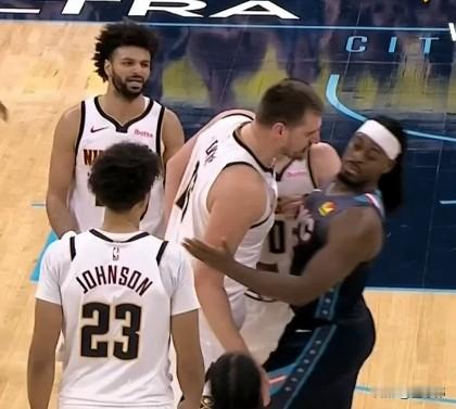 恶劣！穆雷谈多尔特：  “他对约基奇的那个动作很危险。”  “很容易造...