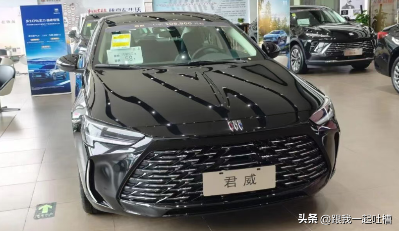 级车价格真的杀疯了！曾经20万级的合资车，现在已经跌到10万出头
最近看了一眼合资B级车的价格，真有点不敢相信：
君威10万出头，迈腾12万出头，亚洲龙13万多。
以前买这些车，20万左右的预算都不一定够。
现在却已经开始卖出“白菜价”了。
为什么会这样？
说到底，还是新能源把燃油车的价格体系彻底打