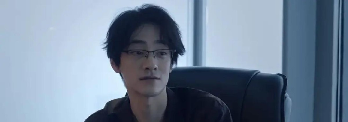 《蝉》这剧的底牌终于掀开了，郑云龙演的那个神秘人赵屹杰，原来从头到尾就是冲着吴镇宇来的

他竟然是杨成案的二审律师，早就知道余颂凡的底细，更狠的是，他知道杨阿五是余颂凡的亲孙子

养了这孩子八年，步步为营，就为了有一天能拿这孩子当棋子，去要挟爷爷余颂凡，利用职务之便替他办事

为了把这颗棋子牢牢攥在