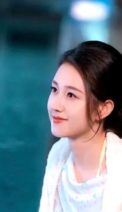 在竖屏短剧里能扛几十亿播放量的顶级女演员，换到长剧镜头下，竟然连一点响动都没带起来。
新剧《玉簟秋》一上线，郭宇欣演的女二陶紫宜按说人设拉满了，骄纵大小姐被悔婚，转头黑化复仇，预告片里眼神里的破碎感也挺到位。可正片播出来，大伙的视线还是死死扣在丞磊和徐若晗身上。
这不是她演得有多拉胯，而是短剧观
