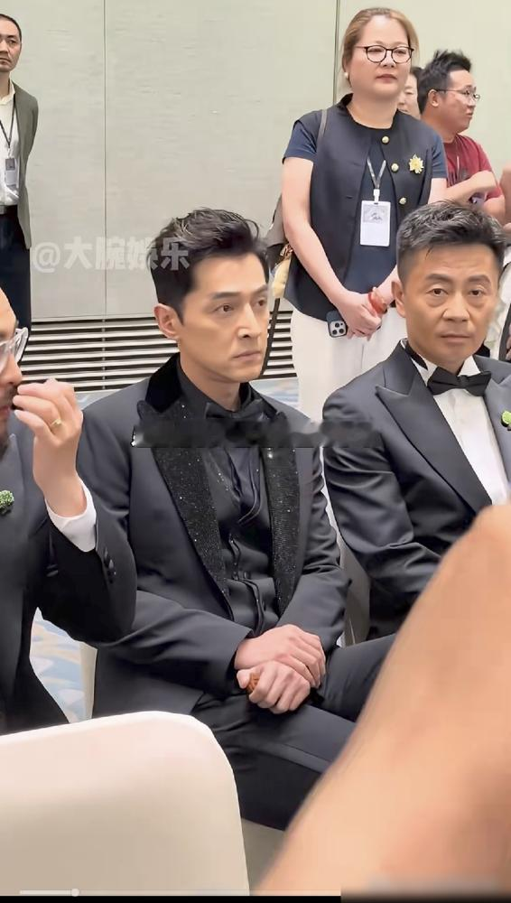 胡歌被《GQ》逼着说了大实话，一句现在就没得选了，直接把一线明星的底裤给扯了。以前挑本子看导演看角色，现在只看回本率。他演的《抓特务》，冯小刚导的，成本不低，最后票房1.19亿，没到资方预期。《走走停停》1亿出头，《不虚此行》直接掉到两千多万。行业数据更难看，电影回本率不到15%，上半年总票房下滑，
