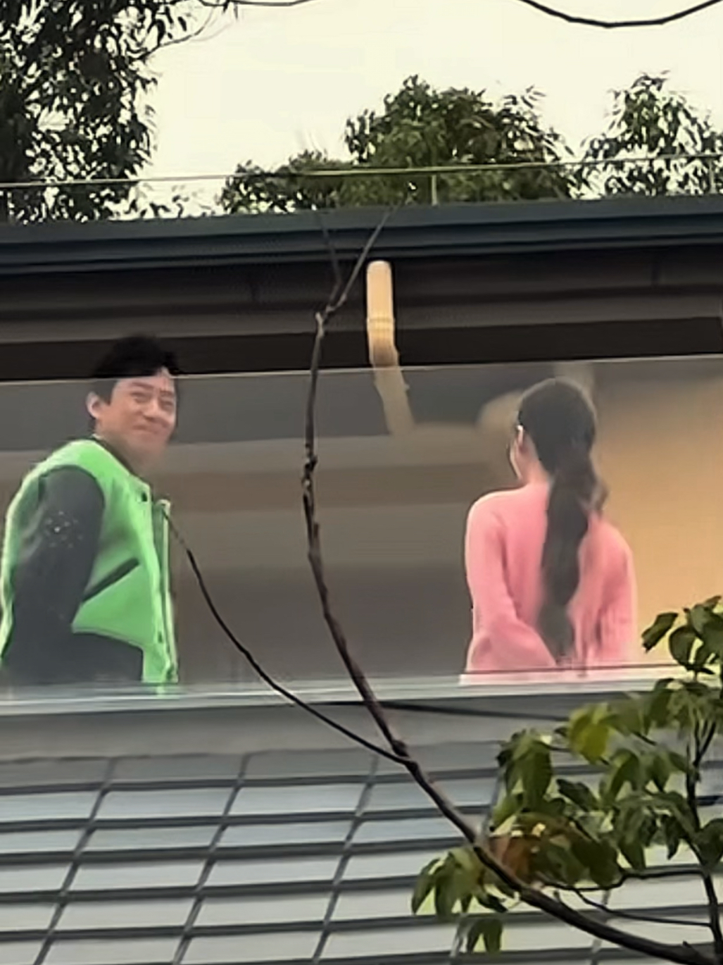 别再刷到片段就激动！邓超、杨颖罕见合体路透，很多人没看清背后信息。2026年10月26日，重庆街头流出路人拍摄的路透，两人同框录制一档网传公益微综艺，项目是《五哈》原班导演团队筹备，不过节目名称、上线安排，官方至今没有对外官宣。路透画面里，两人穿搭休闲，和路人挥手打招呼，相处氛围松弛。消息一出直接勾