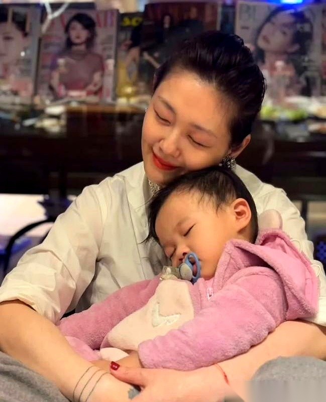 大S自从跟韩国欧巴闪婚，网上这口“自私、不管孩子”的黑锅，算是牢牢扣在了她头上。翻开评论区，到处都在吐槽她为了谈恋爱，连一对亲生骨肉的感受都抛在了脑后。
但你如果真去翻翻那些早年抓拍的旧照，就会发现一个骗不了人的细节。
看那张最经典的一家合影。汪小菲脸冲着镜头，嘴角上扬，笑得极其标准。但大S呢？她的