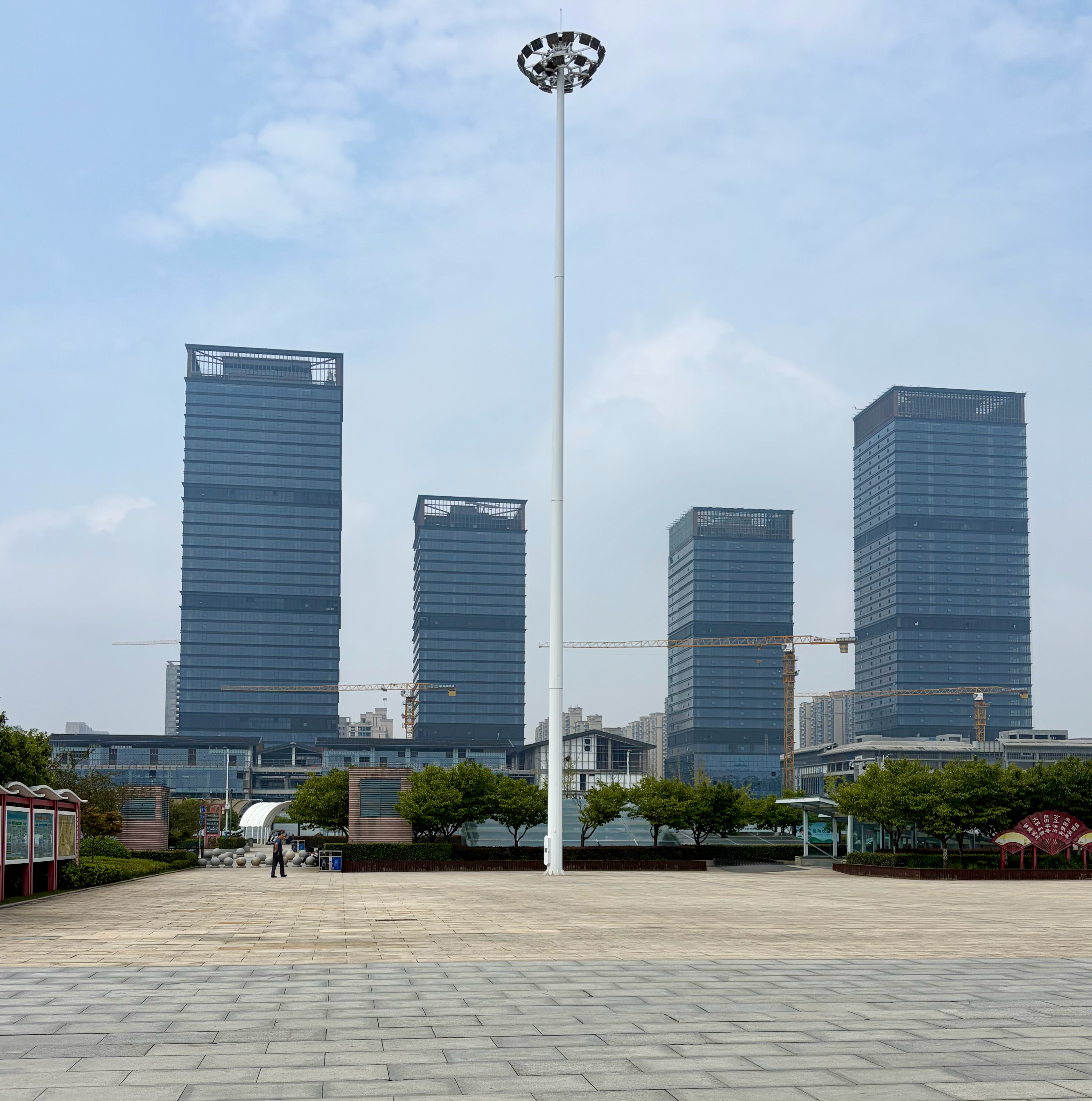 前两周从山东慢慢悠悠地坐高铁回到大理。感恩高铁，确实非常便利，让行程无比丝滑。本来规划的路线是淄博-郑州-信阳-岳阳-张家界-芙蓉镇-凤凰-铜仁-昆明-大理，后来因为要和武大的教授见面，从岳阳折返武汉，改了行程，从武汉去了荆州，然后恩施和重庆，最后回云南。

走出城市高铁站，会看到大片的高 ​