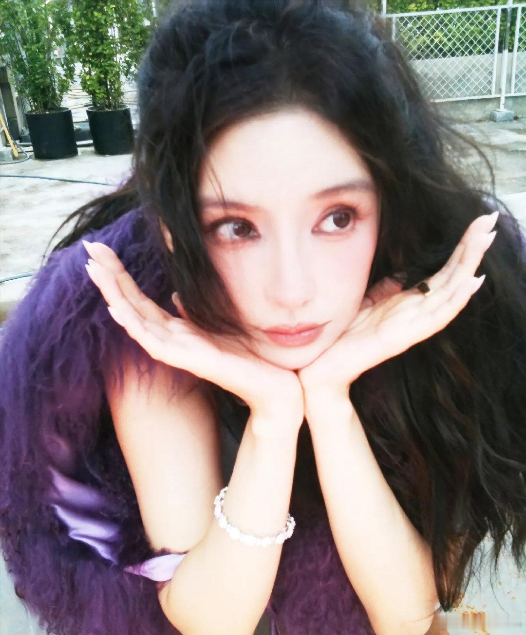#angelababy[超话]##Angelababy原图王者# [哇]#angelababy风起陇西# 

我寄你的信 总要送往邮局 不喜欢放在街边的绿色邮筒中 我总疑心那里会慢一点

​