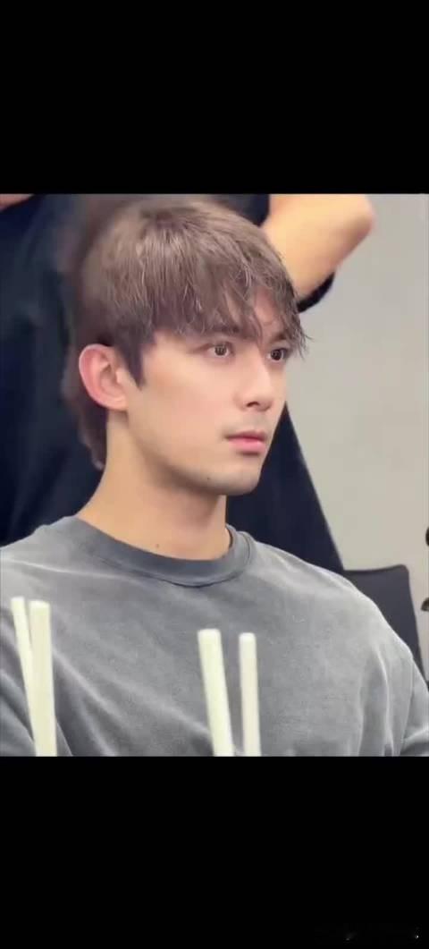 吴磊害羞就会揉眼睛磊磊被问在哪里做练习生害羞揉揉眼睛，谈及染了八个小时的发色，被问期待粉丝评价吗，再度腼腆脸红，出道这么多年还是有种纯粹的新人美啊吴磊染发染了八个小时