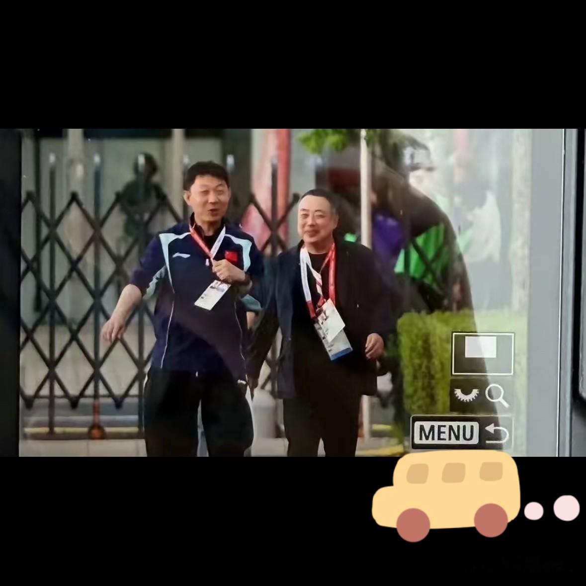 刘国梁又现身了，但这次真不是来带队的！球迷镜头里那个最熟悉的人，又出现在名古屋亚运乒乓球馆了。不是段子，不是旧视频，是这两天现场拍到的：刘国梁和王可一块儿在场边走，俩人有说有笑，状态很松。王可是国乒反兴奋剂办公室负责人，刘国梁现在也不是以前那个场边喊暂停的乒协主席了，而是国际乒联第一副主席。说白了，
