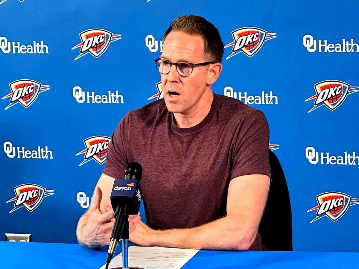 CBS最新的NBA管理层排名一出，雷霆直接霸榜第一。

普雷斯蒂这波操作确实让人服气。休赛期他大刀阔斧，直接把多特、威金斯和以赛亚·乔送走。

没别的原因，就是为了腾位置。

这几年他攒选秀权、做交易，硬是把亚历山大和杰伦·威廉姆斯推到了核心位置。球迷都说，普雷斯蒂挑人的眼光真毒。

现在的雷霆，年