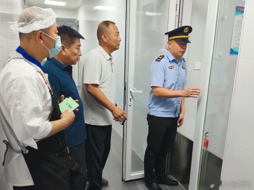 【“严”字当头！黄村镇全力护航开学季】详情戳
#大兴黄村##大兴网友# 
为切实筑牢校园安全防线，近日，黄村镇市场监管所针对辖区学校开展秋季开学安全专项检查，围绕校园食材源头、食堂餐饮、特种设备、检验机构等重点领域全面排查隐患，压紧压实各方安全主体责任，用心守护全体 ​