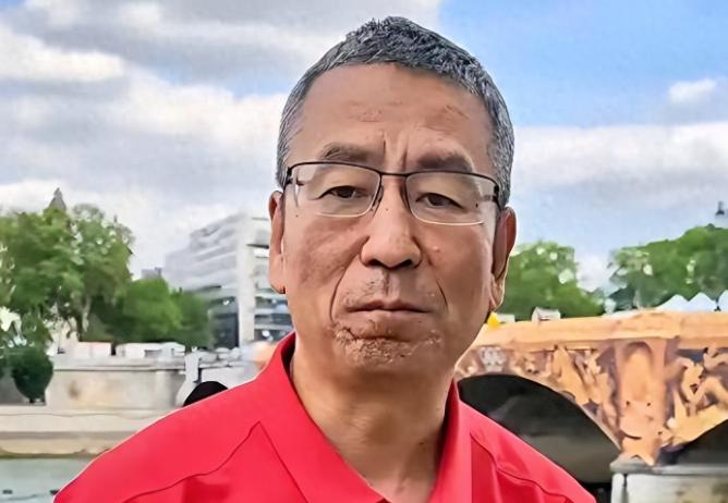 “央视一哥”白岩松：病痛折磨让他暴瘦50斤，连续四五个月，几乎每晚都睡不着觉，曾多次想不开，57岁已经是满头白发。

主要信源：（中华网——“央视一哥”白岩松：被病痛折磨，每天严重失眠，54岁现状成这样）

2016年冬，北京凌晨两点，白岩松平躺在床上，眼睛盯着天花板，身体僵硬。

他不敢翻身，不敢