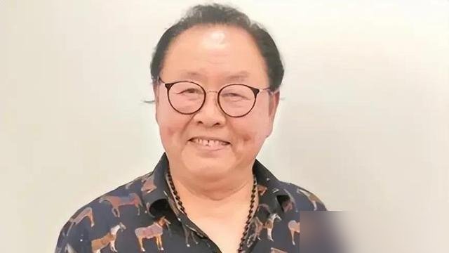 三集戏，拿1500。六小龄童一集才70，还得被火烧、被威亚吊得半死。
1982年拍《西游记》，王伯昭演小白龙。导演杨洁就认他这张脸，“贵气，换不了人”。他开口要1500，剧组咬着牙给了。那可是天价，够六小龄童拍二十多集。
六小龄童呢？整天粘毛、戴面具、翻跟头，危险动作全自己上。累死累活，一集70