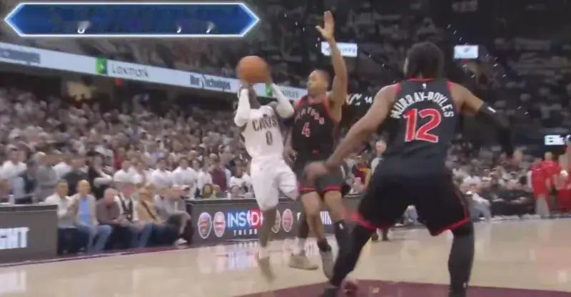#NBA公布新赛季吹罚规则#今日，NBA官方公布新赛季吹罚重点，将重点加强对“直线路径”防守动作的判罚尺度。新规明确，进攻球员确立稳定突破路线后，防守球员若通过推、挤、身体碰撞等方式强行挤占、偏移对手突破轨迹，将被更频繁吹罚防守犯规。#头部热点创作计划##中秋国庆体育创作季#

联盟同步放出示 ​