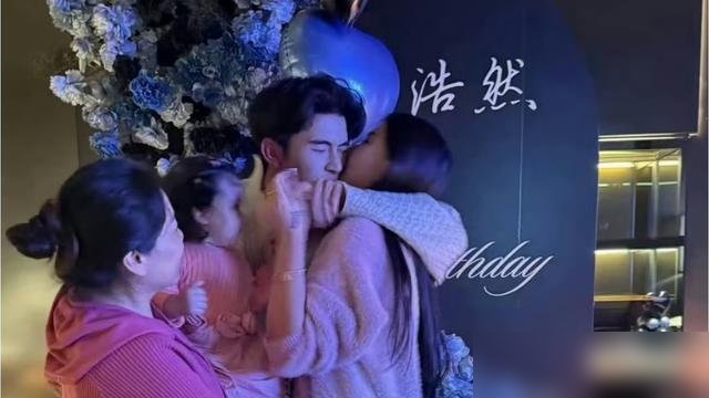 凌晨两点零八分，韩安冉发了一句话，又亲手在评论区撕了它。
她说跟宋浩然复合了，以孩子父母身份过第四年，但“暂不领证，只恋爱”。粉丝还没来得及消化，她转头回一句：假的。宋浩然在直播间只蹦了俩字：单身。
更绝的是第二天，她亲口确认，刚谈一个月的03年健身博主李景道，分了。性格不合，和平收场。九月才官