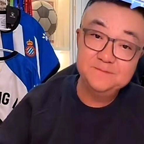 赢了比分却被按在半场狂揍，35%控球率撕碎了最后的遮羞布。

U23国足2比1逆转朝鲜，场上清一色中超主力，却被几年没打外战的对手逼得拿不住球。接球、停顿、被抢、抡大脚，这四个动作全场死循环。

董路一句话扎心了：靠现在的联赛养不出踢复杂足球的人。国内教生存，一上洲际对抗全露怯，天赋球员只能在别扭位