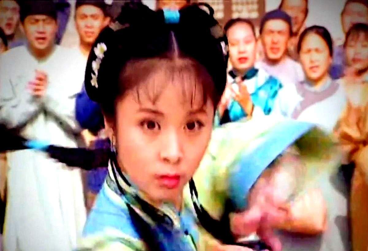 一直以为《喜气洋洋猪八戒》里的雪女是王晓晨演的，今天才知道搞错了，原来是杨明娜。

那才叫一个绝。一边是美到窒息的公主，一边是丑到吓人的村姑，两个角色她一个人演。当时就觉得，这演员眼睛怎么这么亮，个子小小的，一股子机灵劲儿，典型的川渝妹子。

后来她跟张国立拍《财神到》，演那个宝妹，笑起来眼睛弯弯的