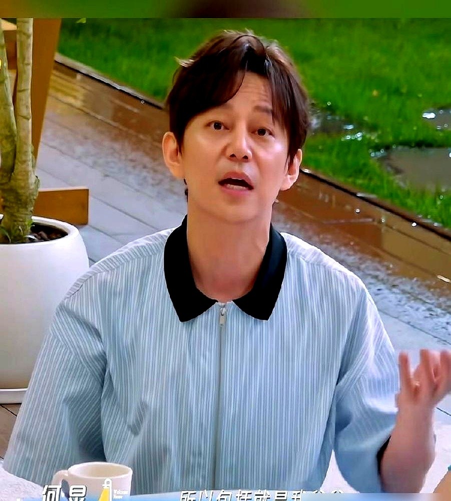 何炅活了大半辈子，才发现自己“天生不吃香菜”是个骗局。

他一直以为全家人基因里都刻着排斥香菜。直到偶然闲聊，真相砸下来：原来是他爷爷闻不得香菜味。

为了照顾老人，何炅父母几十年如一日，把香菜从家里的菜篮子里彻底拉黑。老两口硬生生把自己的口味藏了一辈子，连亲儿子都瞒得死死的。这就像姜潮为了媳妇改口