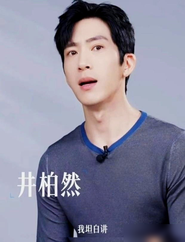 井柏然拍戏现场，逮着工作人员就问这段恶不恶心，人家说不够，他扭头重来，非得把那个一身毛病的劲儿演透了才罢手。
37岁了，他终于不装了。早前靠脸吃饭，现在专挑栾念那种毒舌总监、费可那种灰色人物演。手抖着擦眼泪，眼神从沉到亮，一秒切换。
片场不摆谱，反复抠细节，就为了丢掉帅。越是不耍帅，观众越买账。