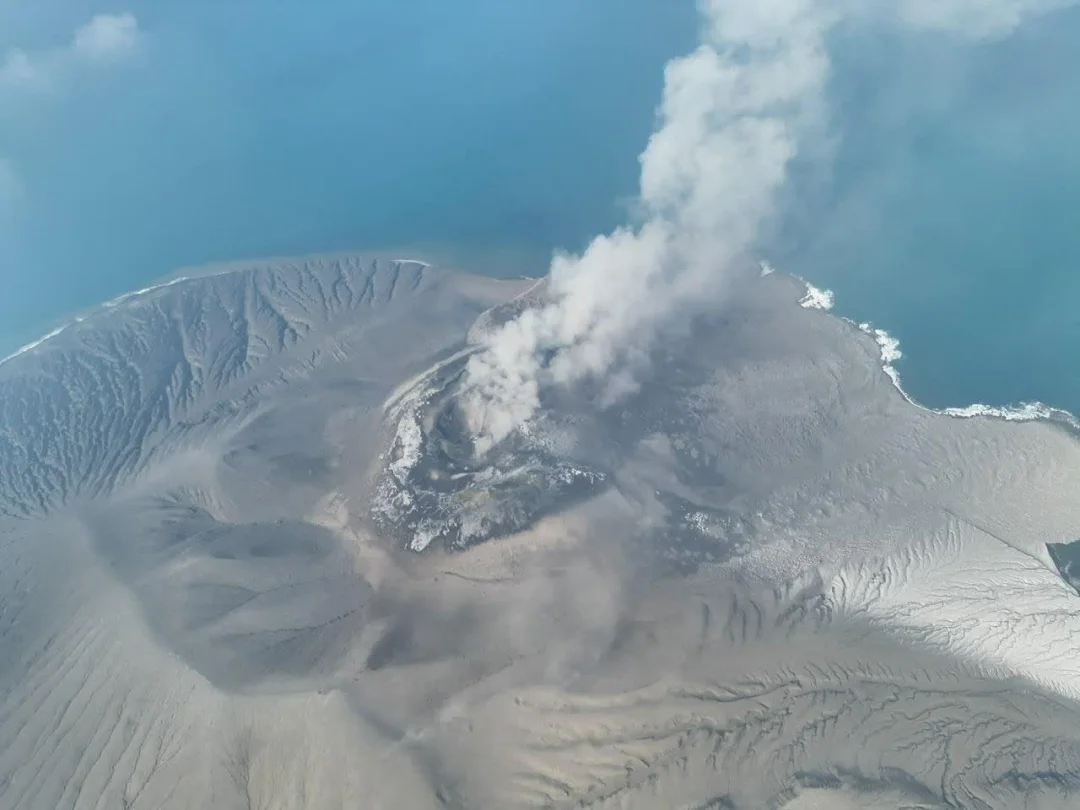 🌋 火山灰逼停雅加达，新航取消19班