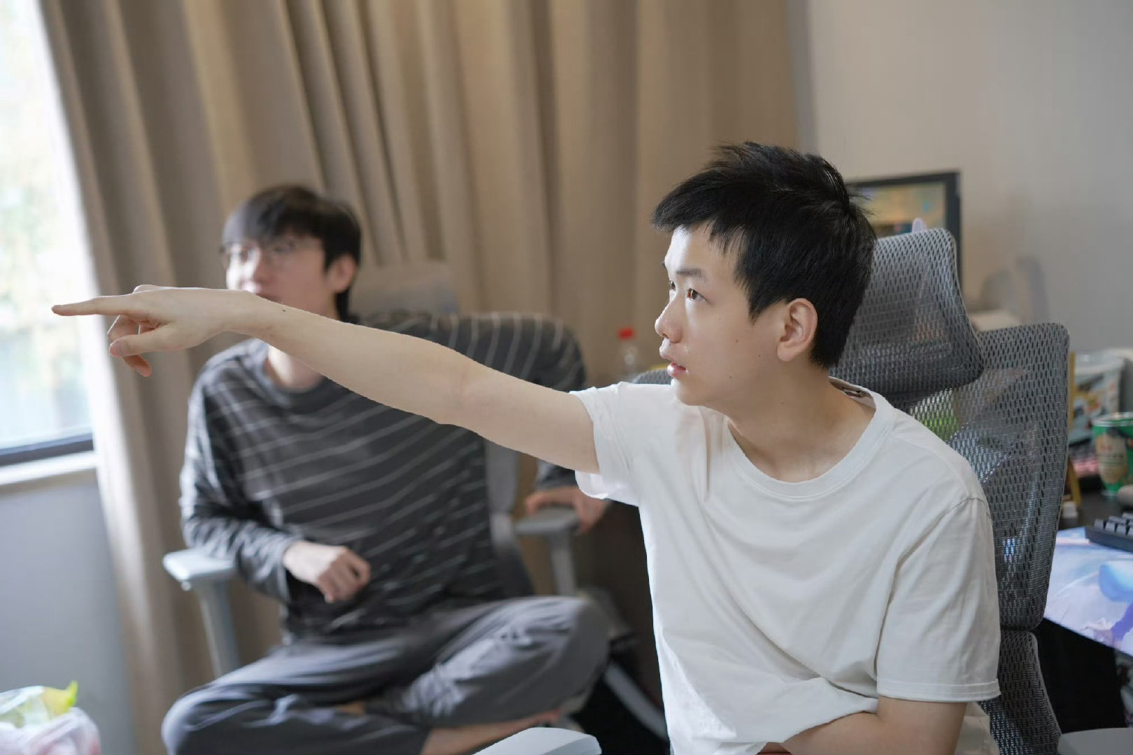 什么时候给呼吸hope和小奶油道歉？沟槽说了两年了算不算辱骂选手，藤井要管就一视同仁，别到时候只有骂KR才会被罚[吃瓜]

#西卡向ZUIAN道歉##Gumayusi女警一打四反杀# ​