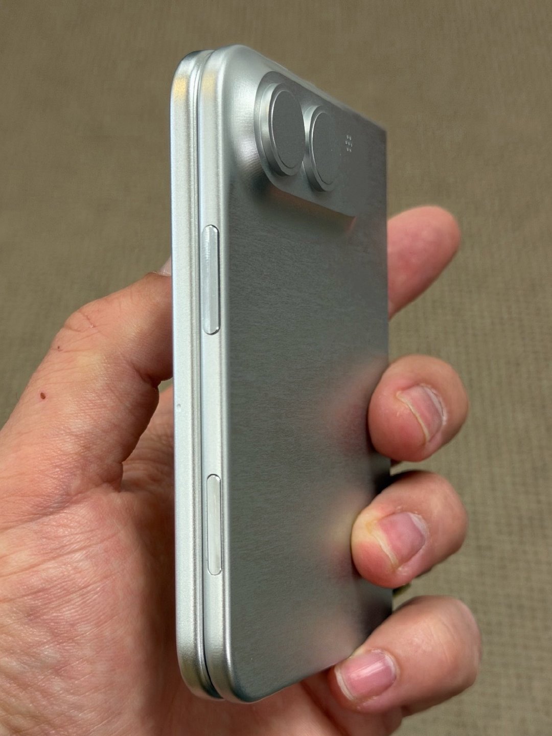 iPhoneAir新款应该也是这个折叠屏的镜头组合了…

为什么不像Air那样把镜头deco做大居中呢？ ​