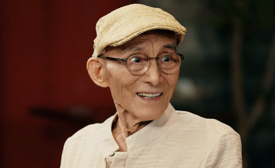 “济公”游本昌去世，女儿流泪揭开最后遗言：那个“半哭半笑”的人，这次真去云游了

今天上午，一个消息让无数人的童年记忆突然一颤。游本昌走了，93岁。

他女儿游思涵在接受采访时说，父亲没有任何病痛，睡着就去了，超级安详。前几天还过了生日，没有任何愿望。最后一句话是六个字：“我很舒服” 。

我盯着这