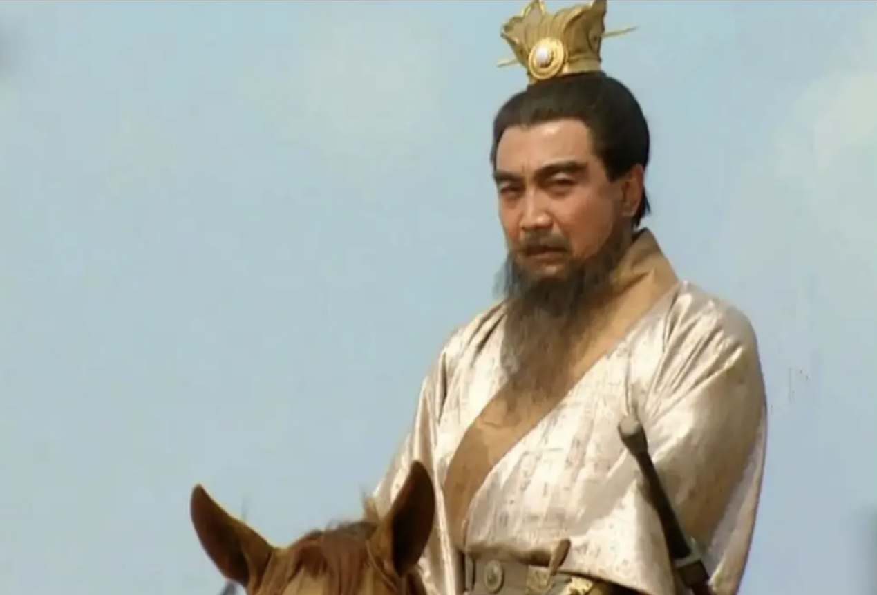曹操称帝只需一句话，却忍了23年。
他不是不想，是不能不敢。
建安二十五年，曹操病逝，仍为魏王。
史载他曾对众臣言：&34;若天命在吾，吾为周文王矣。&34;
真正的权力，是让儿子称帝，自己当太上皇。
《三国志》明确记载：曹操挟天子以令诸侯，却始终不篡位称帝。
他宁愿当&
