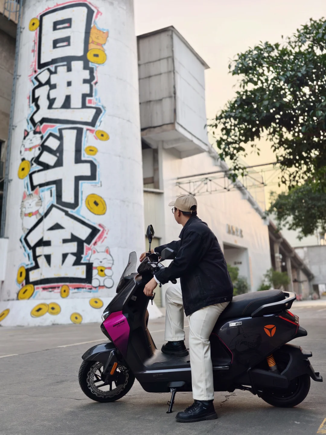 骑上新搭子雅迪冠能白鲨II出门拍照打卡啦📷