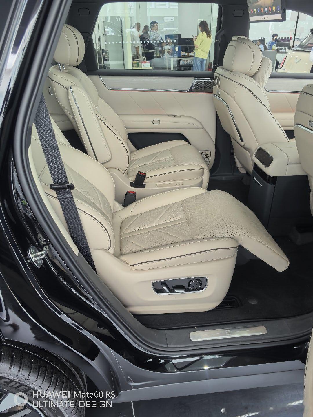 考虑很久的六座大型SUV，一直都在关注华境S，今天正好经过他们门店，进去试驾了一下，感受了一下他的智驾，不得不说真的很好用，第一梯队的智驾真不是盖的。跟销售聊了一下相关权益，新车上市确实没有什么优惠，但是这个价格能买到这么大的带华为智驾的车，也就不需要其他的要求了。从下定到锁单全程一 ​