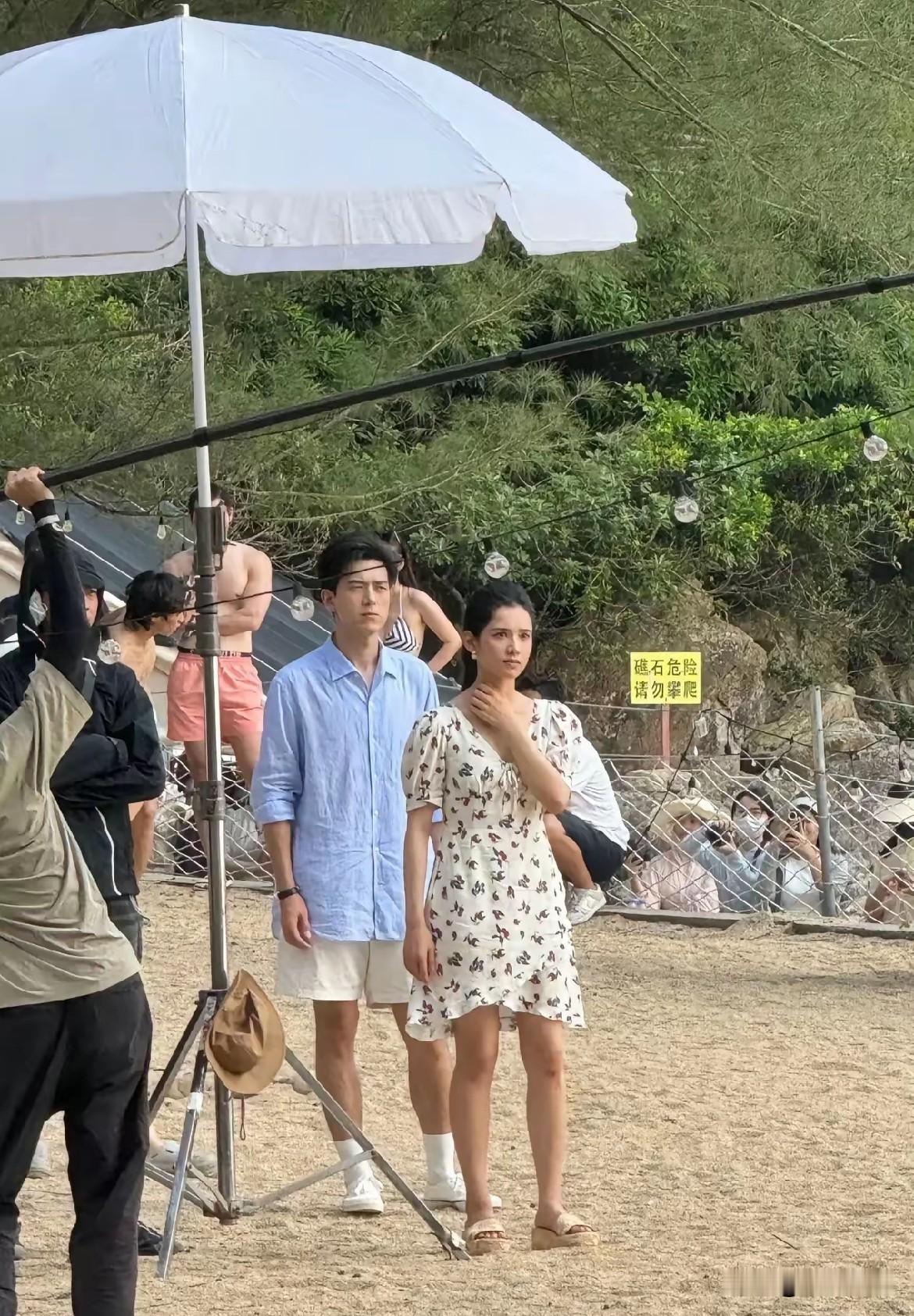 原来大家心目中的女神，在现实生活中也是个普通人，李现和张婧仪在官湖沙滩拍戏，看着也没多高呀，可能是拍摄角度的问题，官方给出的是李现身高185、张婧仪身高168，两人相差17，看着也差不多了，明星在电视中是光鲜亮丽的，有化妆、灯光的原因，卸掉妆容其实是普通人了。