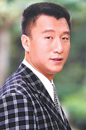 早年巨春雷发布长文爆料，称拍摄《潜伏》杀青聚餐结束的当晚，姚晨曾去敲孙红雷的酒店房门，孙红雷没有开门，隔着门表示自己已经休息，态度十分冷淡 。
 
消息传出去之后，不少媒体记者围着孙红雷追问整件事情的来龙去脉。他全程选择闭口不谈，既没有站出来否认传闻，也没有顺势说对方半句不好，直接把这件事搁置一旁，