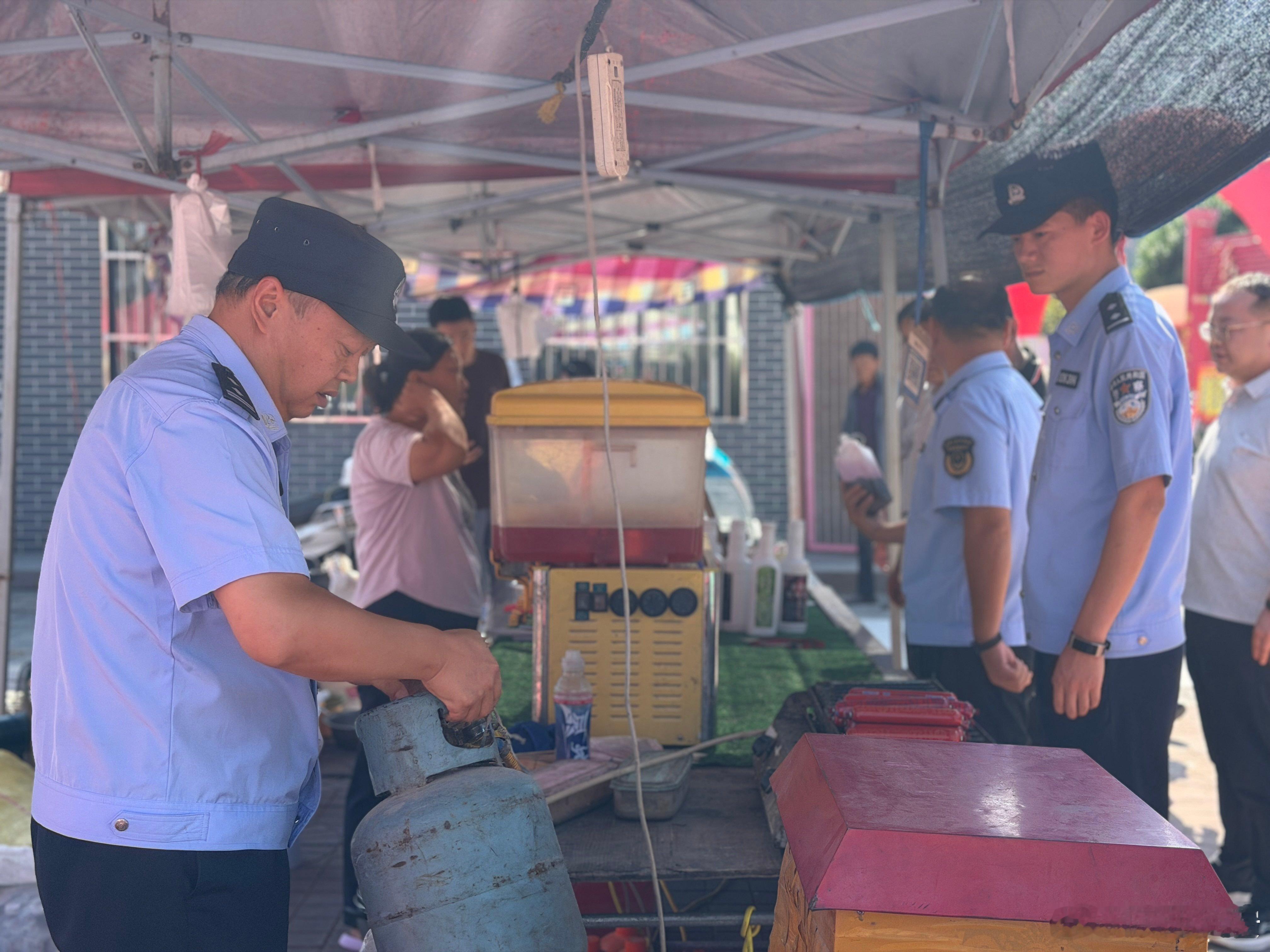 #陕西治安# 【护航民俗庙会 筑牢安全屏障】9月4日，渭南合阳县公安局洽川派出所联合镇政府、市场监管所、供电所等单位对辖区王村天柱山庙会现场开展安全隐患专项检查。民警重点对庙会商户摊位、临时搭建点位、消防器材、用电线路、用气安全、应急通道等开展排查，细致检查摊位用火用电、消防安全落实情 ​