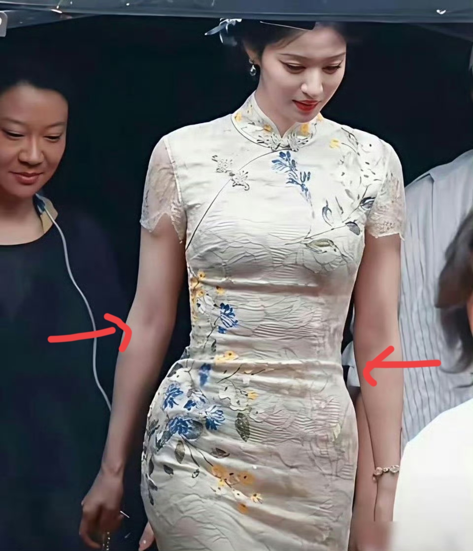 哎哟喂！谁说瘦子穿旗袍才好看？看了王楚然这张生图，我服了！