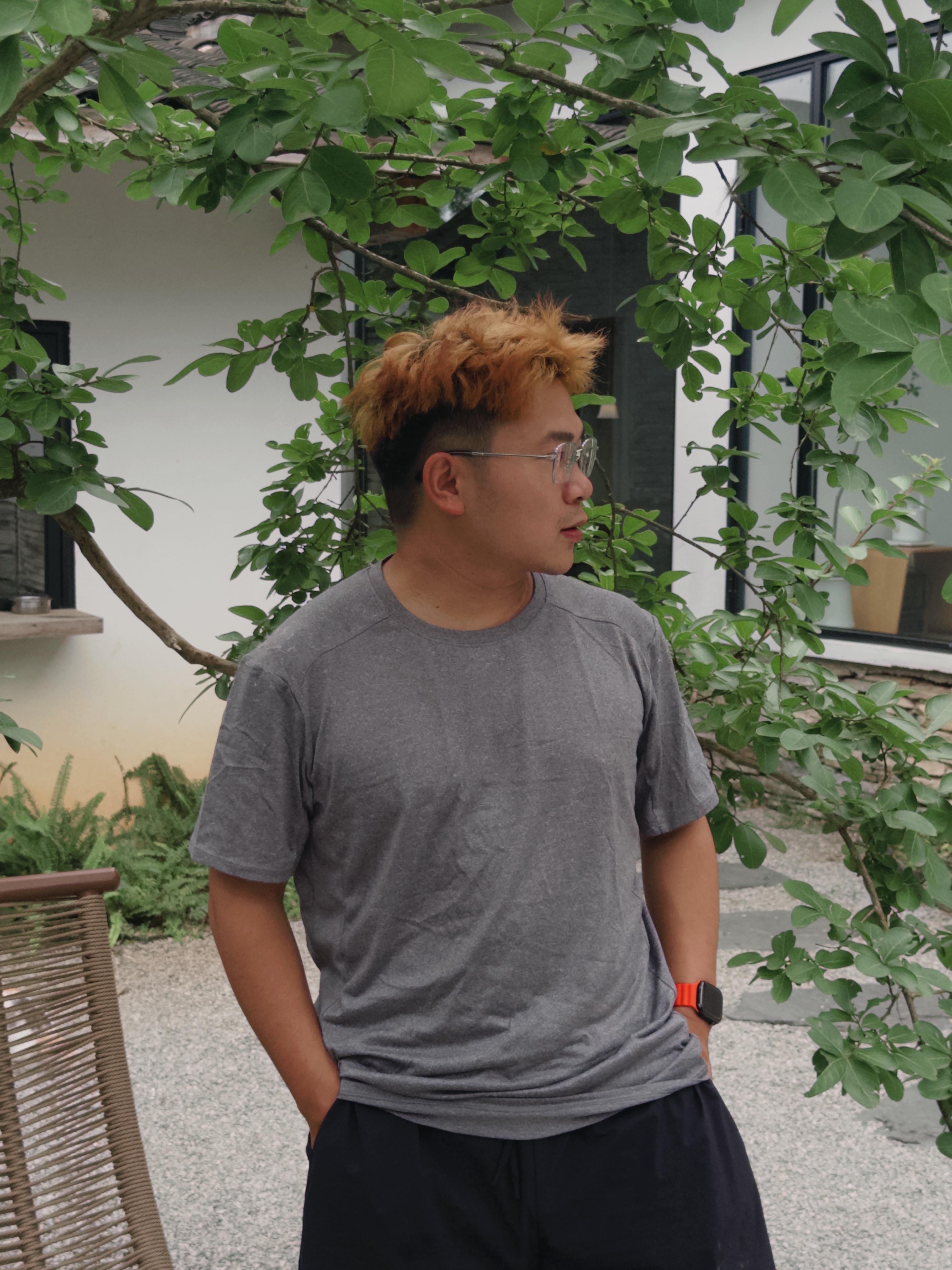 张华读研记 贵阳大学城的金桂们花开了，走在路上闻着桂香散步散心，真是一种享受。找一处带有金桂的茶院，点了一壶白茶，一坐可以坐一天。开学以来，我一直在读论文，试图通过读论文来恶补我的专业基础理论知识。但是我不会快速阅读论文的方法，我读论文，用的是憨包读法，即从头到尾、逐字逐句的阅读，有时候，一篇两万字左右的论文，一读就是一个上午或者下午。他们有人调侃，读研究生只有考上和顺利毕业的时候是最开心的。我认可这句话，因为现在的我，已经有了思想上的压力。这两天跟某授课教授交流，Ta的观点大概的意思是：“从社会学（社会工作）的角度来审视，其实人类社会的本质就是交换。只不过人类，总是喜欢赋予交换行为一些意义而已。”我同意Ta的这个观点。也正是基于这样的观点与主张，我这两年一直向那些在看透社会运作本质后仍能爱己爱人、达己助人的老师们、朋友们学习，学习他们的坦荡、直率、真诚。其实，绝大多数人是极其虚伪的。并且习惯性的把基于看透社会运作的本质而做出的向善的言行选择暴力的冠以不会做人、不够世故、傻帽等极富...