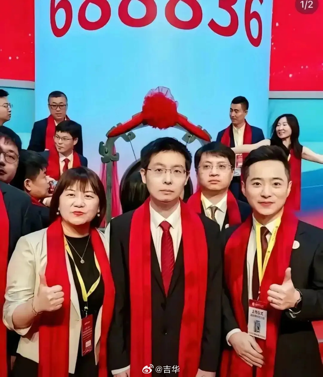 #宇树股价正式腰斩#估计当时逃顶的朋友都在偷着乐啦！宇树股价跌得也太猛了，上市才十来天，股价直接从 1100 的高点快砍半，高位冲进去接盘的人估计都懵了。#热点观点#

说白了之前全是炒赛道预期，流通盘又小一炒就飞，结果创始人一句实在话，再叠加上增收不增利的业绩，泡沫直接就戳破了。人形机器人 ​