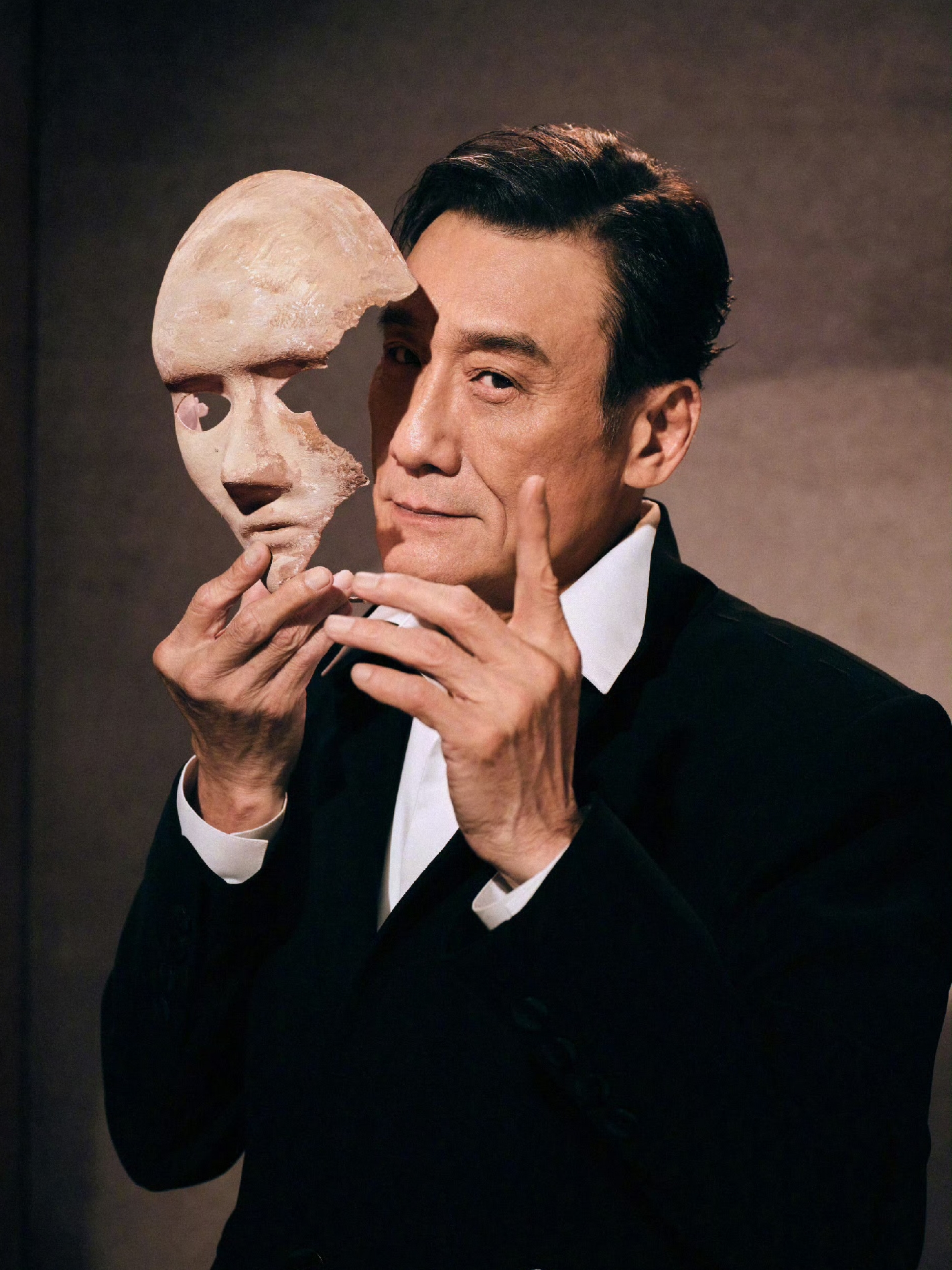 梁家辉那句“绝不躺平”，不只是一句口号，是他大半辈子的人生写照。
 
26岁就拿下金像奖影帝，本是星途坦荡，却因为坚守立场遭遇封杀，一夜之间无戏可拍，只能街头摆地摊谋生。哪怕跌入谷底，他也没有妥协低头，靠自己双手过日子，从未放弃演戏的初心。
 
如今功成名就，早已拥有躺平的资本，可他依旧不肯停下脚步