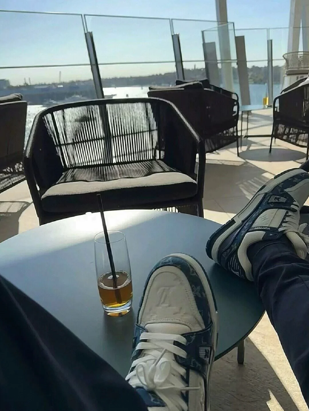 创业多年才懂得要不同情任何人，即使是最亲近的人，因为:同情谁，你的潜意识就自动背