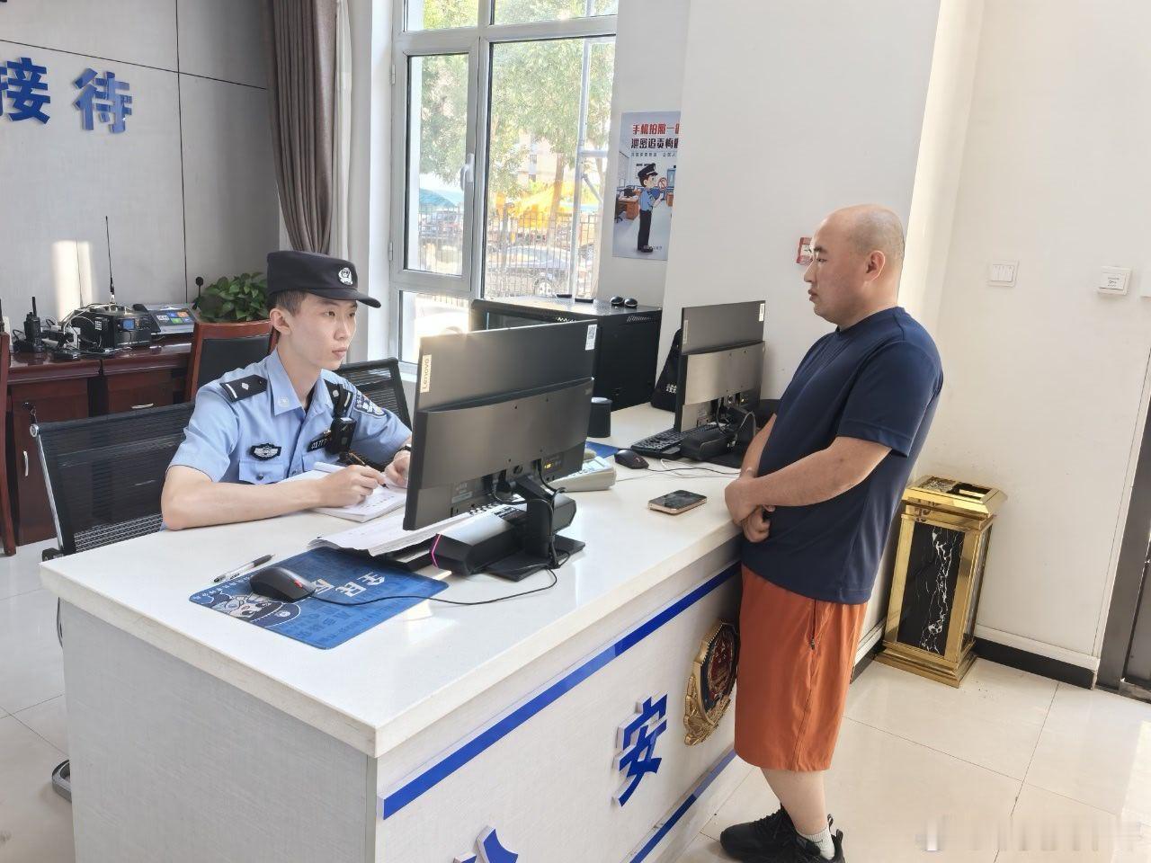 【上兰派出所】值班宣传两不误 面对面宣讲守护群众钱袋子
       为切实提升群众反诈防范意识，我所民辅警利用值班值守间隙，开展面对面反诈宣传活动。值班民辅警结合辖区高发诈骗案例，面向前来办事、咨询的群众，围绕刷单返利、冒充客服退款、养老诈骗、虚假投资理财等常见骗局开展讲解，用通俗易懂 ​