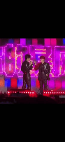 woc好好笑<br />唱追逐你，xwj蹭过去<br />lpe把他推...