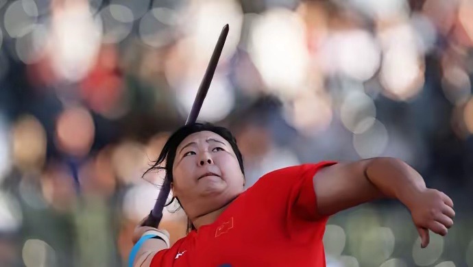 #严子怡夺钻石联赛总决赛女子标枪冠军#严子怡获2026世界田联钻石联赛总冠军，中国两人参赛双双夺冠

北京时间9月6日凌晨，2026世界田联钻石联赛总决赛在比利时布鲁塞尔落幕。女子标枪决赛，中国小将严子怡投出68米42，刷新赛会纪录、拿下年终总冠军。在前一个比赛日，冯彬斩获女子铁饼冠军，本次总决赛 ​
