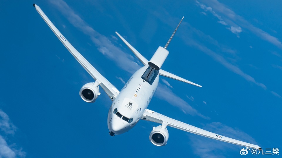 #军事ai新视野# 英国E-7A“楔尾（Wedgetail）”远程空中预警机 #ai热力追踪# 
 
E-7A楔尾（英军正式命名 Wedgetail AEW Mk1），是波音依托波音737-700 NG窄体客机平台、搭配诺斯罗普·格鲁曼 MESA 多功能电子扫描有源相控阵雷达 研发的新一代空中预警指挥机。
英国采购该机型，全面替代已经退役的 E-3D ​