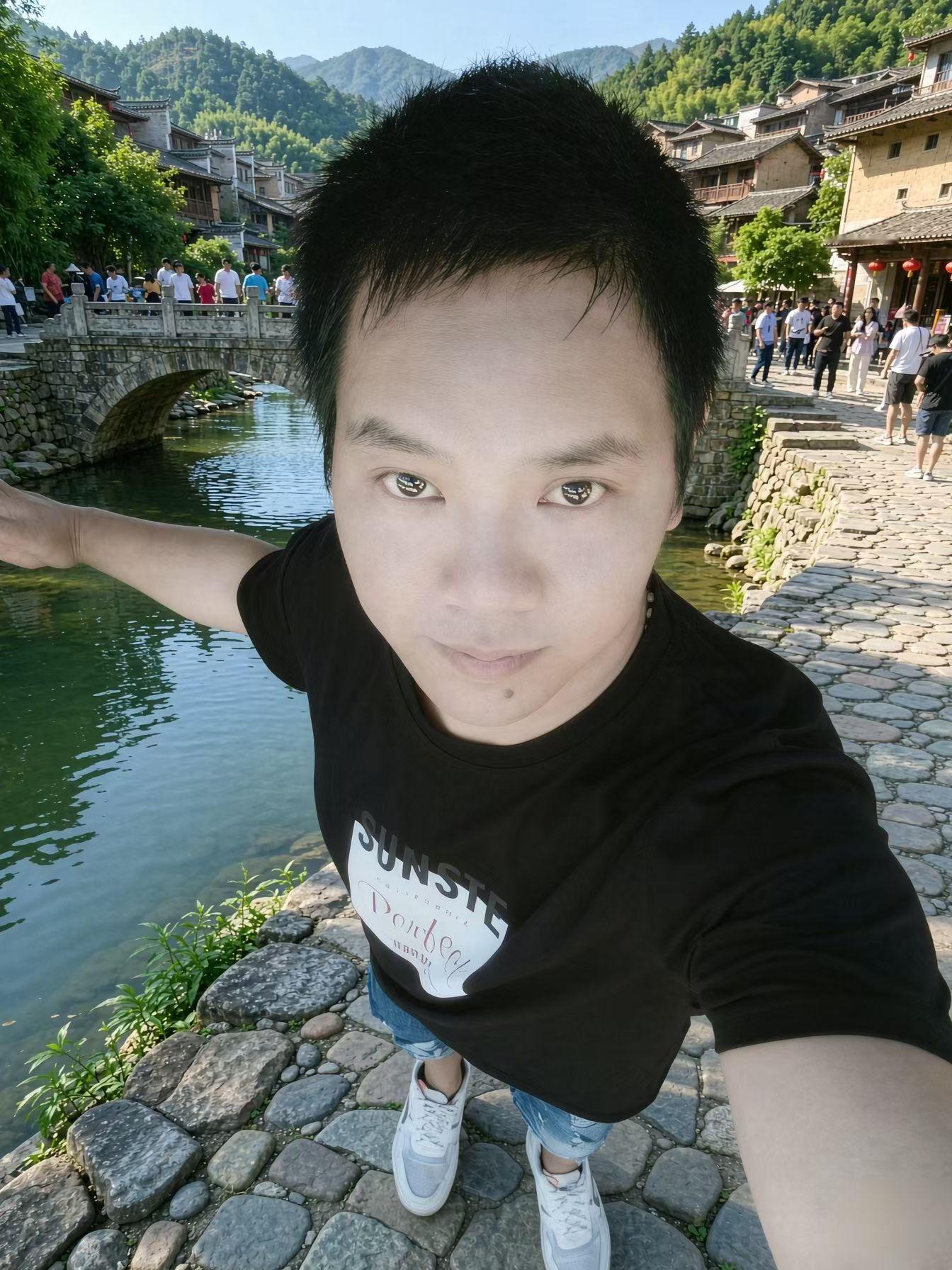 六百年守护落幕：愿云水谣古榕被救活。刷到新闻瞬间直接愣住了2026年8月17才去的云水谣。还好好拍下了这棵600多年古榕树的完整模样。谁能想到，屹立云水谣六百年的守护古树。在今年台风“沙德尔”的暴雨洪水中被暴涨四五米的河水连根冲倒了。它就静静伫立在云水谣标志性石刻旁。三十多米高的参天古树， ​