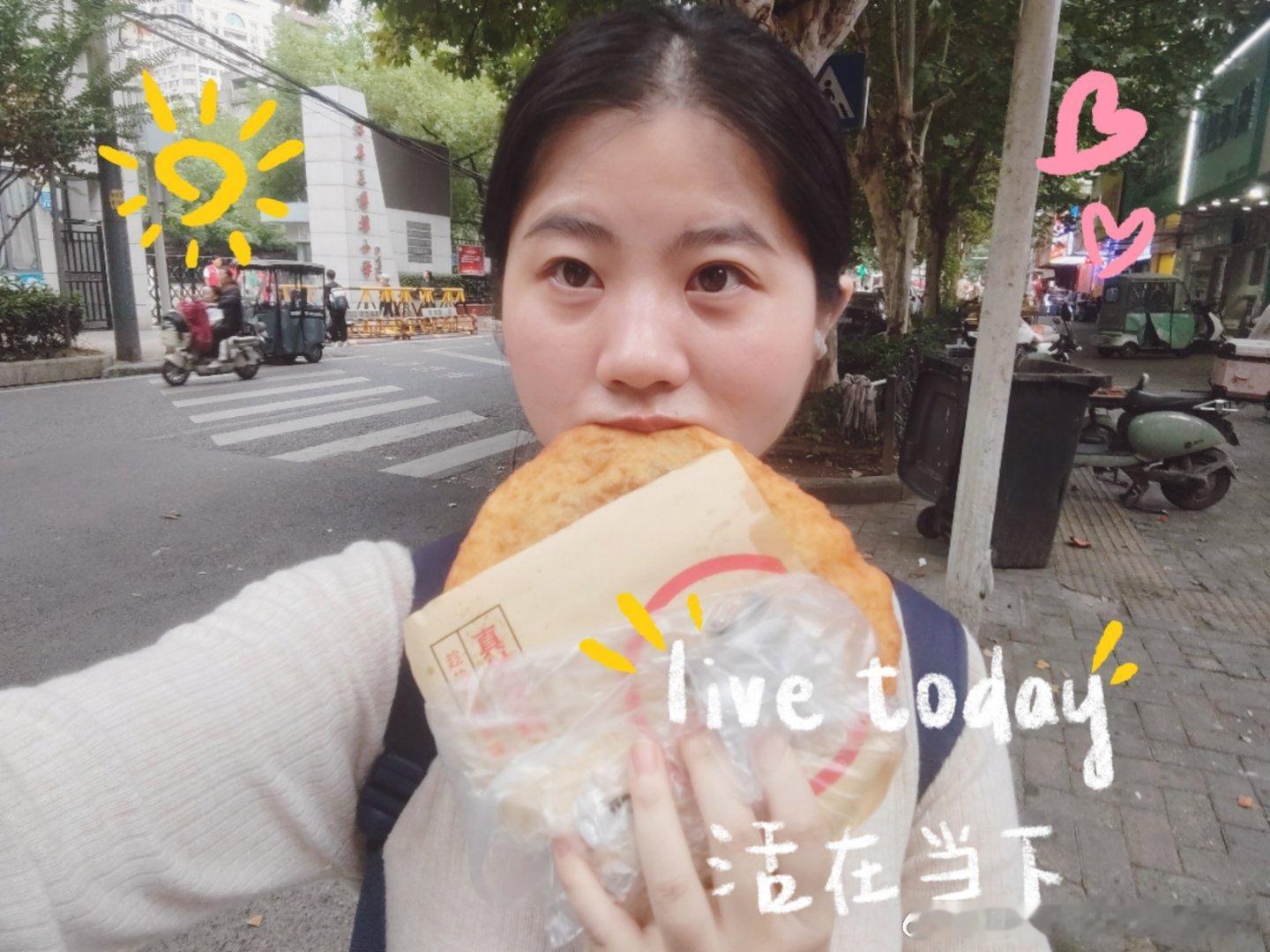 (❁´◡`❁)*✲ﾟ*今日份快落✨
果然还是学校旁边的小吃最好吃！
我爱韭菜鲜肉🫓
今日份在雪王遇到了好心大神，给了一个大🍦(´▽｀)ノ♪
#plog##plog纪念册##随手拍##日常碎片plog[超话]##欧阳娜娜的1042# ​