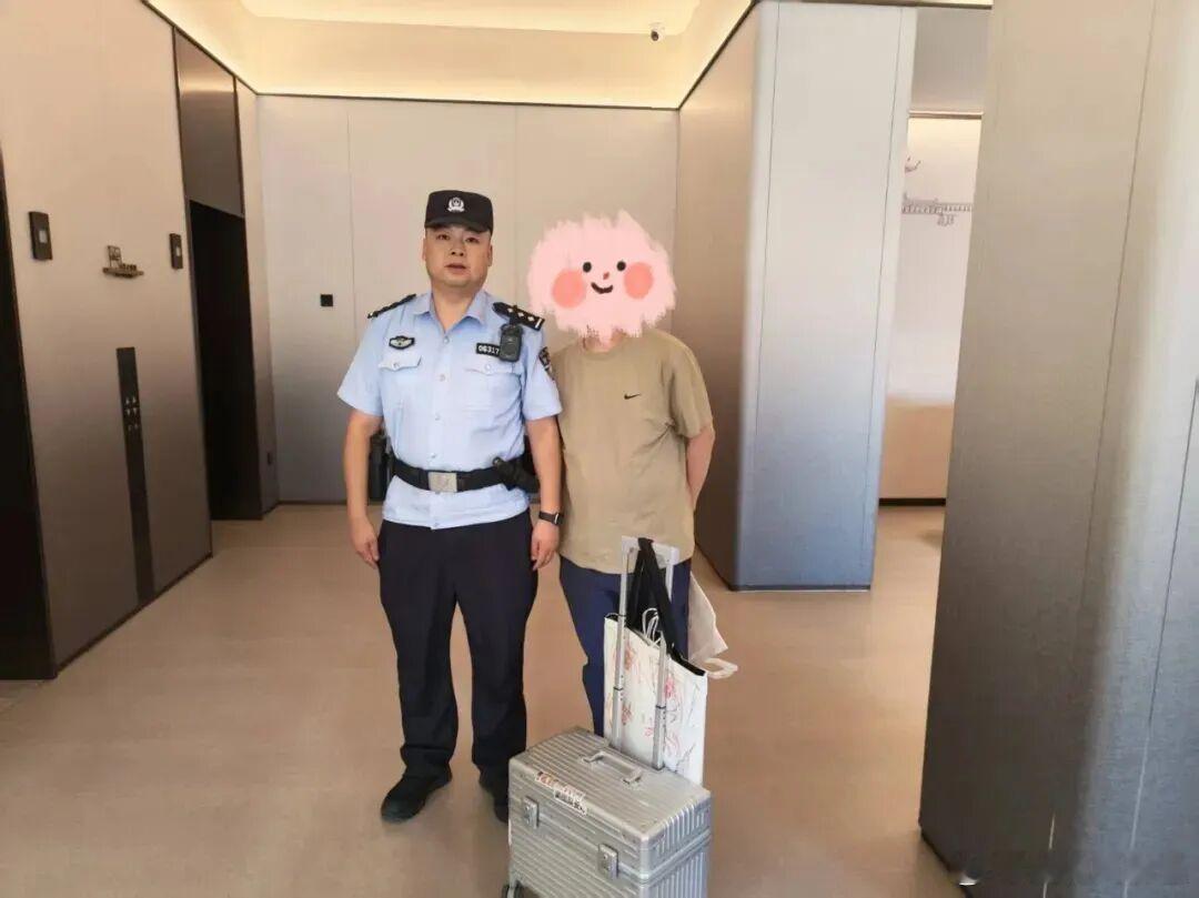 #网络文明陇风清##甘肃身边事##兰州身边事# 暖心警事丨守护不打烊，温情暖人心

民生无小事，枝叶总关情。寻回走失孩童、搜救失联老人、帮游客找回遗失行李、守护牧民财产安全……一桩桩暖心警事，一次次紧急救援。酒泉公安民辅警闻令而动、火速奔赴，用坚守书写担当，用温情守护万家平安。
13小时寻回 ​