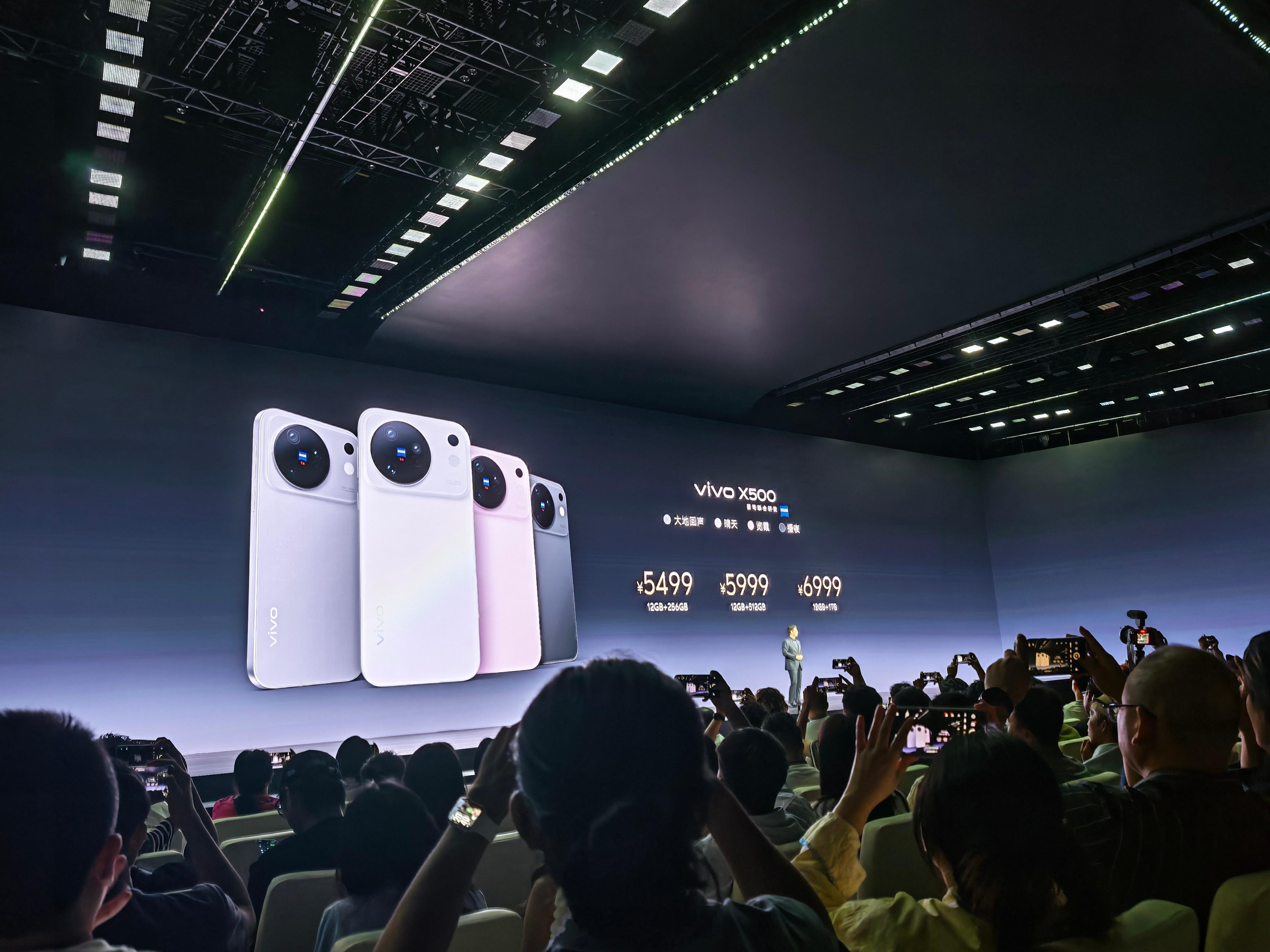 vivo X500 系列价格来了#vivo发布会#  
 
vivo X500
 12GB+256GB：5499元
12GB+512GB：5999元
12GB+1TB：6999元
配色有大地回声、晴天、览霞、摄夜
 
vivo X500 Pro
12GB+256GB：6499元
12GB+512GB：7499元
12GB+1TB：8499元
配色有览霞、大地回声、晴天、摄夜
 
vivo X500 Pro Max
12GB+256GB：6999元 ​