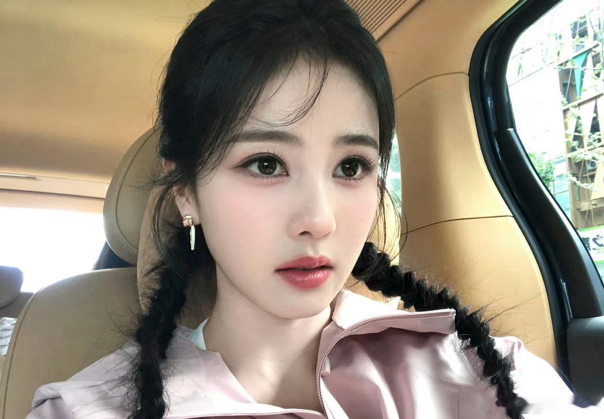 1.白鹿之前的那阵风也散了，她现在在剧组拍戏都没有安排什么营销，她目前自己是老板，所有开支都是自己的钱，各方面福利都缩水了。
2.章子怡为了抗衰老做了填充项目，可白大褂没有一点审美，整出来的脸部形状很像松鼠吃松果，鼓鼓囊囊的。
3.郭麒麟跟现在这个女朋友在一起时间没有特别长，不到一年。
4 ​