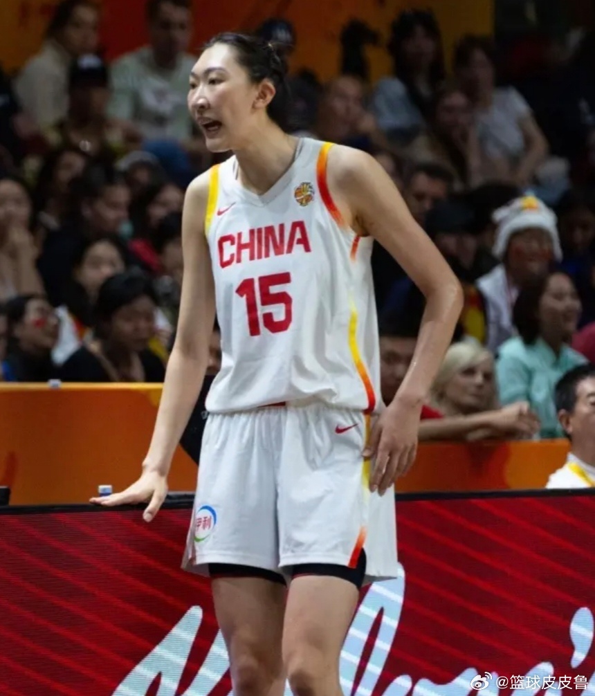 #中国女篮VS法国女篮#坐拥两大内线！篮板相差21个，中国女篮61‑90不敌法国无缘四强！
 
女篮世界杯1/4决赛，中国女篮61‑90不敌法国女篮，止步八强。
本场坐拥韩旭、张子宇两大内线，篮板数据对比却十分刺眼：中国女篮全队22个篮板，法国女篮拿到43个篮板，双方篮板相差21个。韩旭9篮板、张子宇8篮板 ​
