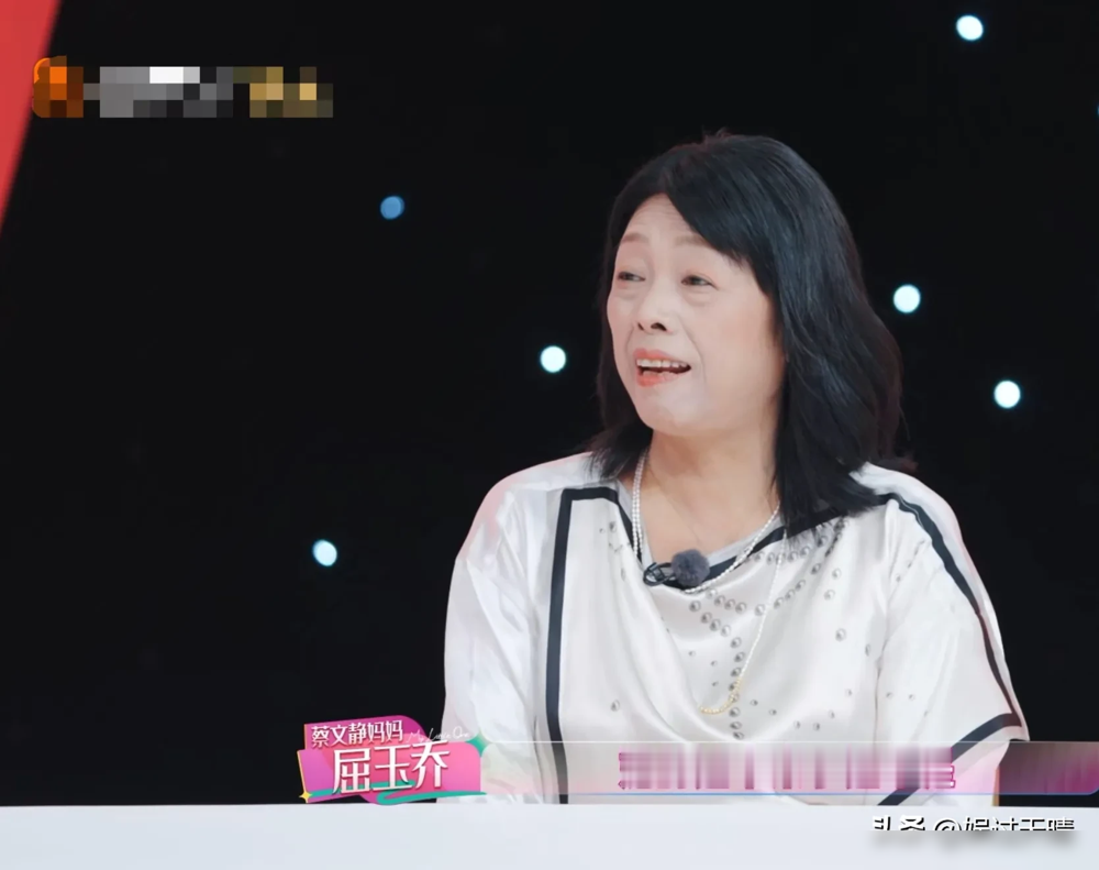 蔡文静亲妈在节目里撂了句实话，闺女经期照样往冷水里跳，拍完戏落下病根，中药一喝就是几年。
这事要搁普通公司，早告到劳动仲裁了。但剧组不等你，几百号人候着，你姨妈来了就换场景？不现实。女演员的子宫、腰、膝盖，都是消耗品，合同里不写，身体里记着。
更狠的是，她前脚自掏腰包给粉丝退云包场的钱，后脚《非