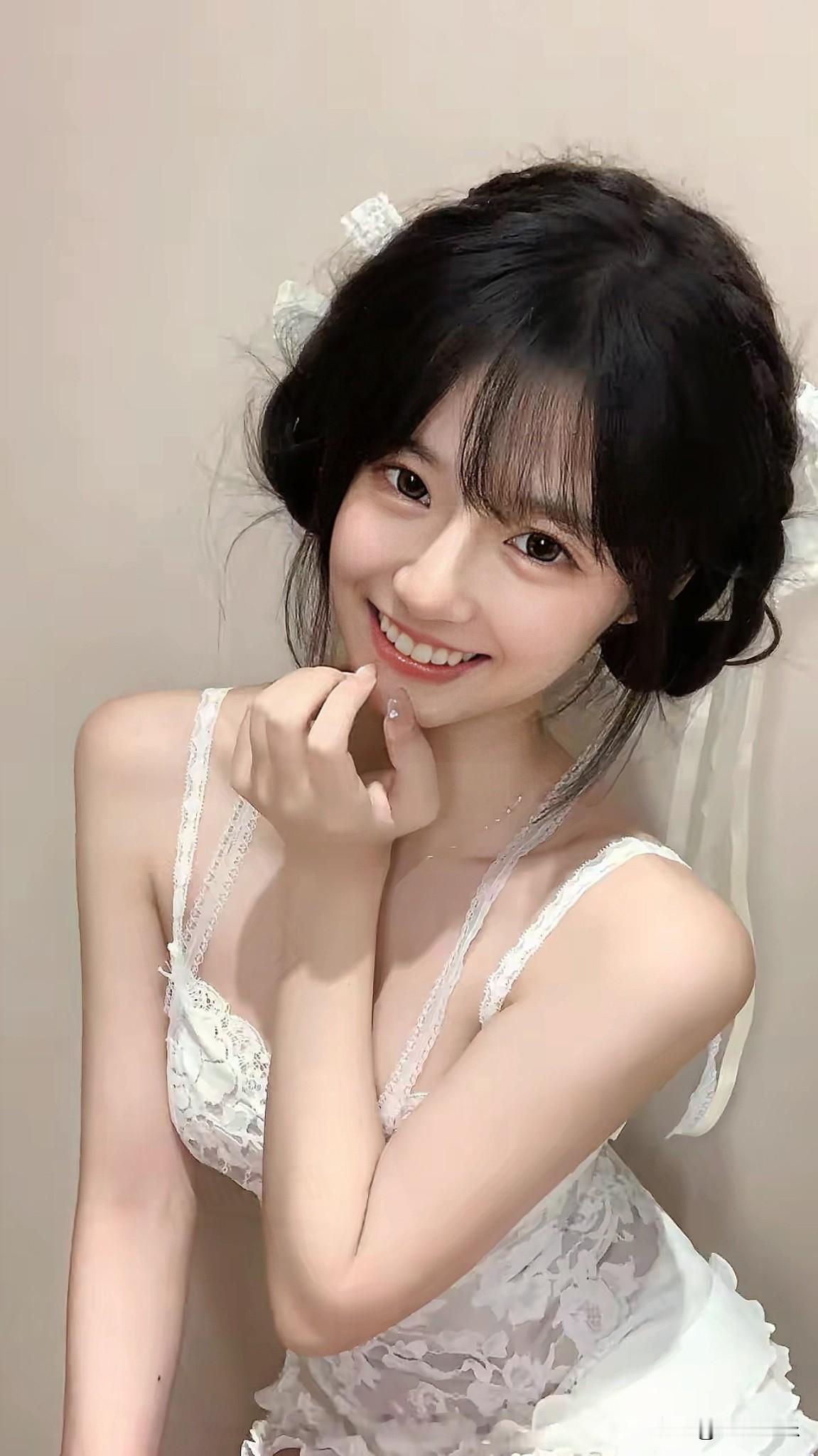 小姐姐蕾丝轻缠，发间蝶舞，一身白纱似仿佛从童话走来，每一抹笑都漾着纯粹的甜。