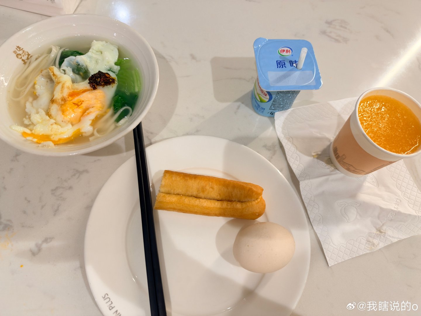 用无人机催促下面乱停车的车 那辆车不理他
酒店的早餐和食堂的午餐不是很美味
为了吃上朱富贵买了黄牛票
这个奶茶 是小时候吃的那种味道 ​